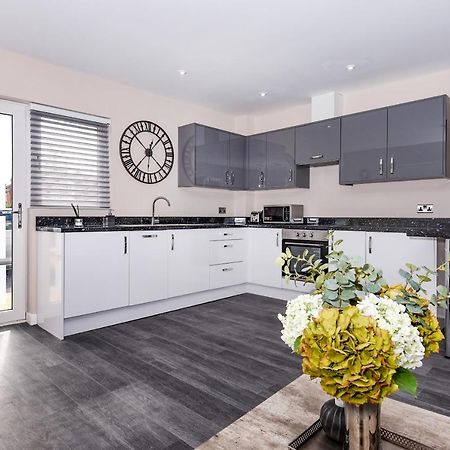Magna House Appartement Egham Buitenkant foto